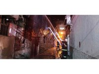 Depo yangını geceyi gündüze çevirdi