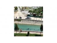 Suya düşen çocuğu yoldan geçen vatandaş kurtardı