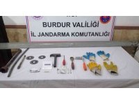 Burdur’da otoyoldaki bariyer demirlerini çaldılar