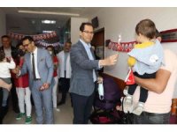 Hastanede yatan çocuklara 23 Nisan sürprizi