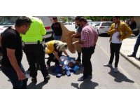 Kazada yaralanan motosiklet sürücüsünü kartonla güneşten korudular