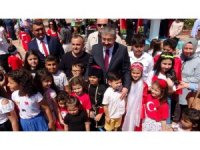 Çocuklar Vali Yılmaz’la fotoğraf çektirmek için yarışa girdi