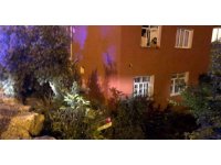 Çay içerken şok yaşadılar: Bahçelerine araç uçtu