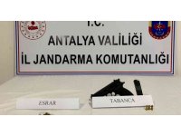 Jandarma tehdit olayı için gittiği evde uyuşturucu ve silah buldu