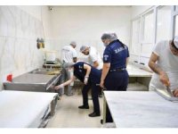 Konyaaltı’nda bayram öncesi ‘tatlı ve çikolata’ üretimi denetimi