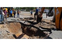 Antalya’da su borusu patladı, yol çöktü