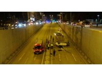 Bariyerleri aşan otomobil alt geçide düştü: 3 yaralı