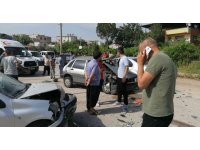 Kontrolden çıkan otomobil iki araca çarptı, sürücüler yaralandı