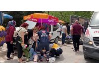 Kazada acı içinde yerde yatan kadına hemcinsinden plaj şemsiyeli koruma