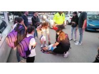 Evine giden kadına araç çarptı, çocukları başında olanları endişeyle takip etti