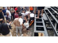 Raylardan geçerken trenin çarptığı genç kız hastanelik oldu
