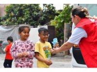 Mersin’de çocuklara şeker ve matara