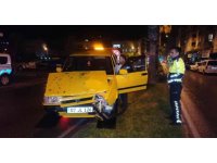Kaza yapıp yaralanan gençler otomobili bırakıp kaçtı