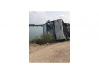 Yol çöktü, otobüs göle devrildi