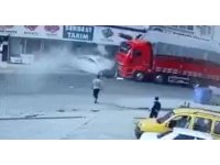 Otomobil karşı şeride geçerek tır ile çarpıştı: 1 ölü,1 yaralı