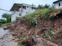 Osmaniye’de heyelan köy yolunu kısmen ulaşıma kapadı, istinat duvarını yıktı