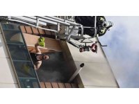 Evi saran alev ve dumanlar arasında balkonda mahsur kaldılar