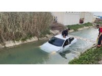 Kanala uçan otomobildeki 2 kişi yaralandı