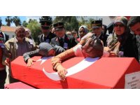 Şehidi annesi ve eşi asker selamıyla uğurladı