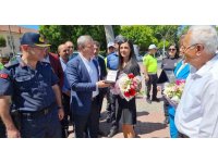 Karayolu Trafik Güvenliği Günü’nde 3 araç sürücüsüne çiçek ve plaket verildi