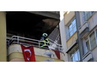 Adana’da dairenin kullanılamaz hale geldiği yangında Türk bayrakları zarar görmedi