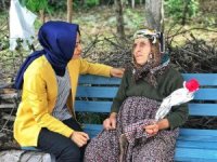 Köyde kapı kapı dolaşarak Anneler Gününü kutladılar