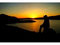 Adatepe Barajı’nda gün batımı görsel şölen sunuyor