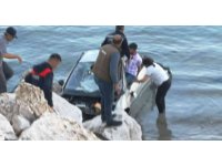 Kontrolden çıkan otomobil Eğirdir Gölü’ne uçtu: 2 yaralı