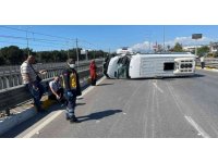 Antalya’da kamyonla çarpışan minibüs yan yattı: 8’i turist 9 yaralı