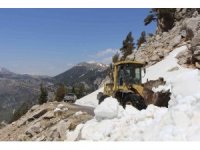 Antalya’nın karlı yayla yollarında temizlik çalışması