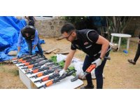 Aranan şüphelinin evinden 10 Kalaşnikof çıktı
