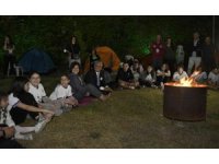 Kamp ateşi etrafında buluştular