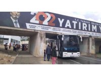 Öğrenci taşıyan otobüs üst geçide takıldı