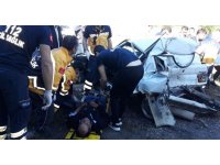 Tır, otomobili kağıt gibi ezdi: 1 ölü, 3 yaralı