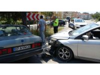 Hatalı sollama yaptığı otomobille önce arabaya, ardından beton direğe çarptı
