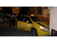Motorunu çalan şüphelilerden kaçmak için taksi çaldı, kaza yapıp polise yakalandı