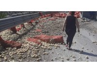 Antalya’da sebze yüklü kamyon devrildi: 1 yaralı