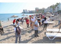 Mezitli Belediyesi çalışanları gönüllü olarak sahili temizledi