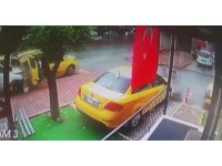 Park halindeki aracını temizleyen taksici ölümden döndü, o anlar kameraya yansıdı