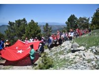 Amanoslar’ın zirvesi Keldaz Dağı’nda İstiklal Marşı’nı okudular