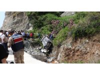 Hatay’da kaza: Araçta mahsur kalan yaralı kurtarıldı