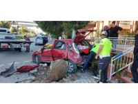 Otomobil, park halindeki otomobilin üzerine uçtu