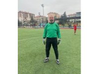 58 yaşındaki kaleci gençlere taş çıkartıyor