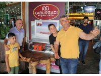 Uzaya gönderilen kebap ile fotoğraf çektirme kuyruğu