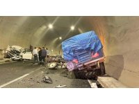 Tünelde otomobil traktöre çarptı: 2 yaralı