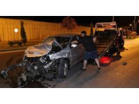 Önündeki araçta eşinin kaza yaptığını görünce kendisi de kaza yaptı: 2 yaralı