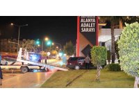Yoldan çıkan otomobil adliye tabelasına çarparak durabildi
