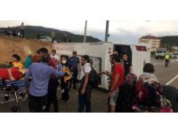 Antalya’da Romanya uyruklu turistleri taşıyan midibüs devrildi: 22 yaralı