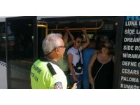 Ağzına kadar turist dolu minibüs polise yakalandı, araç 15 gün trafikten men edildi