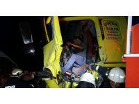 Tıra arkadan çarpan kamyon sürücüsü araç içinde sıkıştı